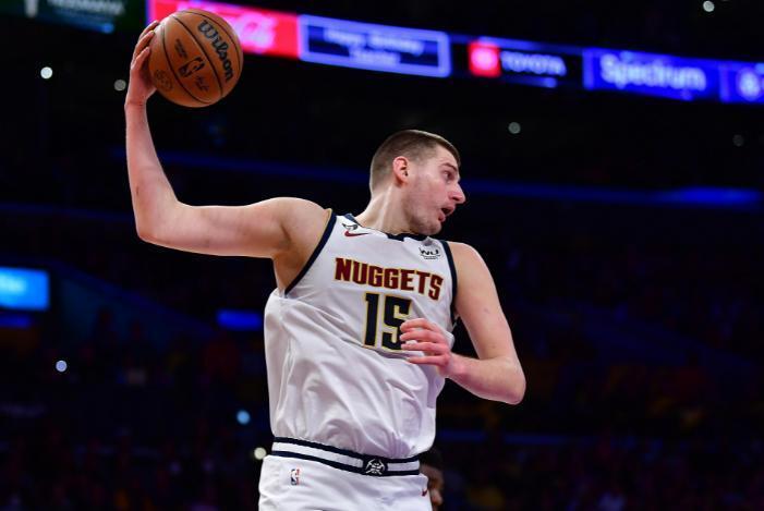  戈贝尔抓下25篮板森林狼双加时险胜活塞  